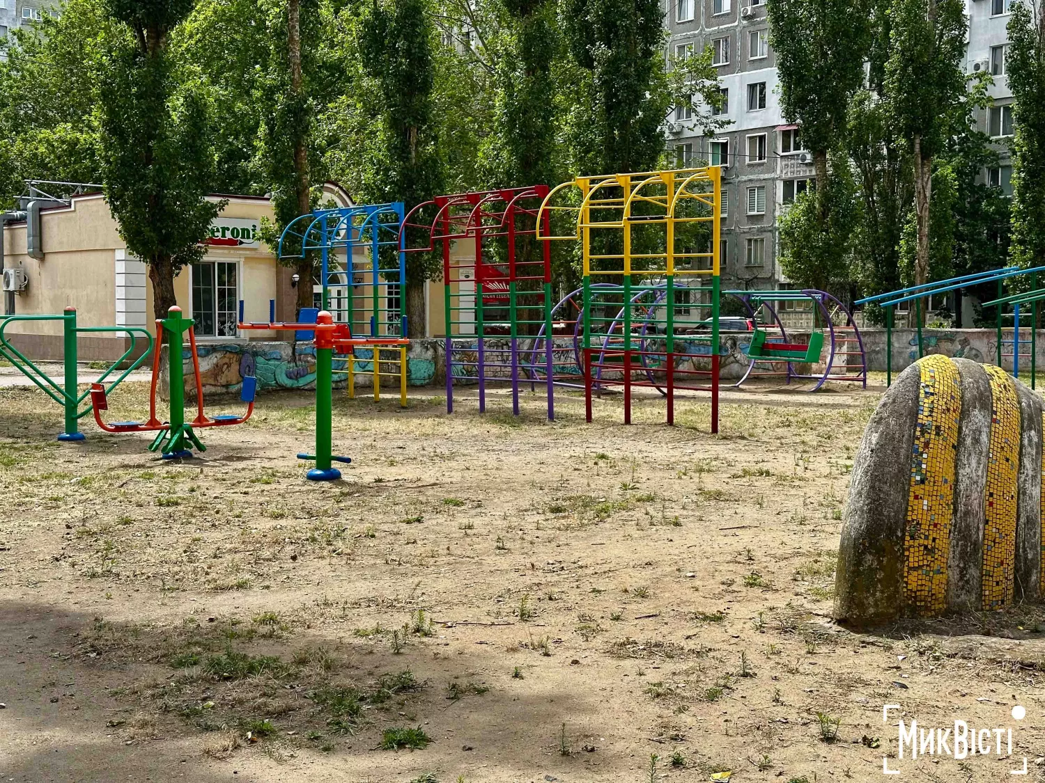 Відповідальними за покіс трави на безхазяйному дитячому майданчику «Казка» виявилися «Миколаївські парки». Фото: НикВести