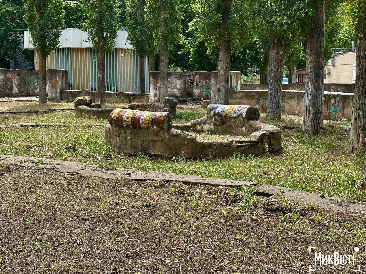 Відповідальними за покіс трави на безхазяйному дитячому майданчику «Казка» виявилися «Миколаївські парки». Фото: НикВести