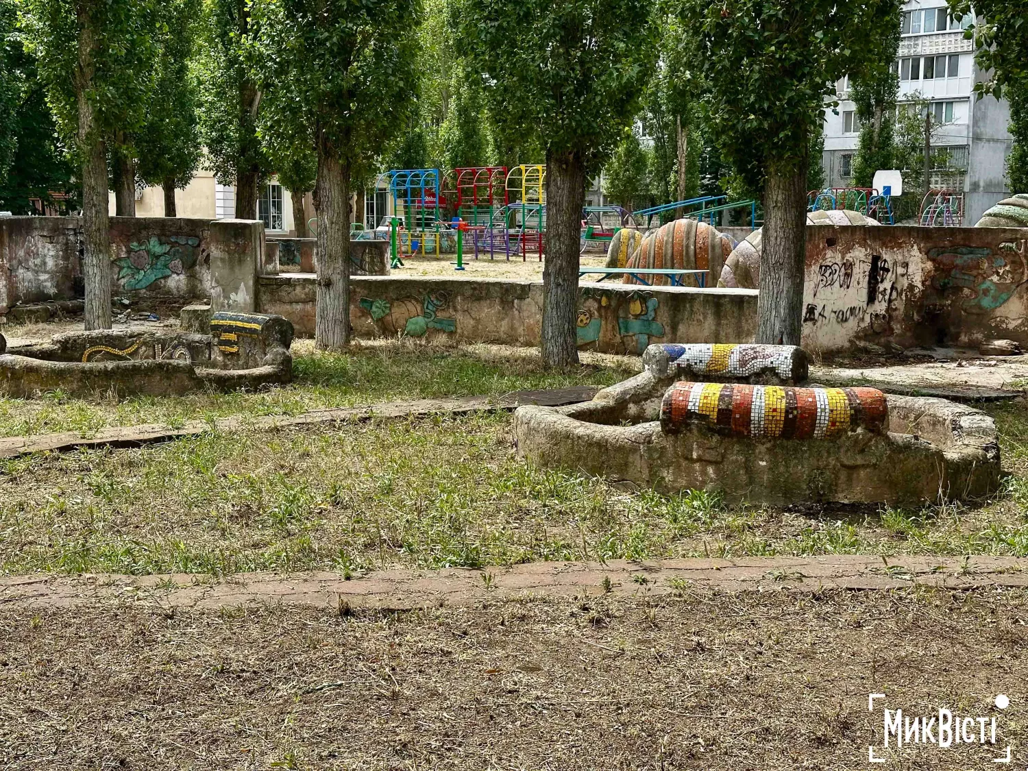 Відповідальними за покіс трави на безхазяйному дитячому майданчику «Казка» виявилися «Миколаївські парки». Фото: НикВести