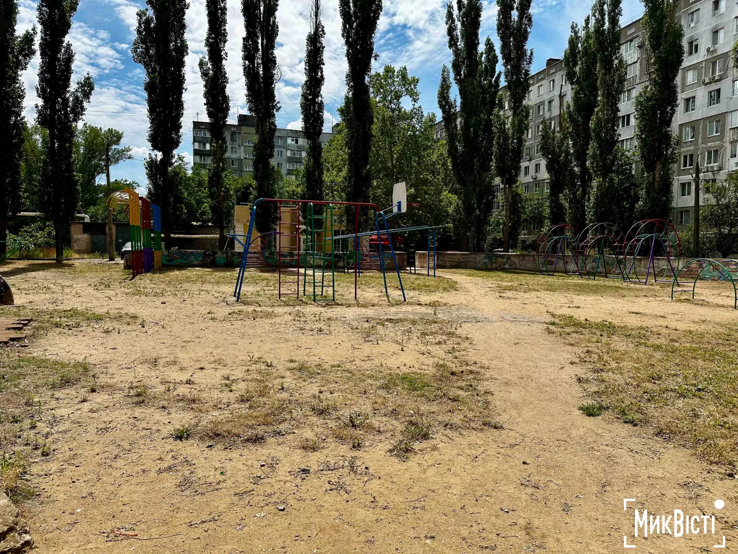 Відповідальними за покіс трави на безхазяйному дитячому майданчику «Казка» виявилися «Миколаївські парки». Фото: НикВести
