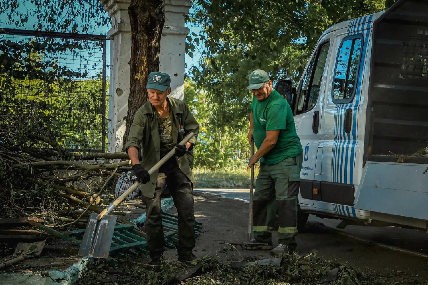 Ліквідація наслідків атаки на Миколаїв. Фото з Telegram-каналу Олександра Сєнкевича