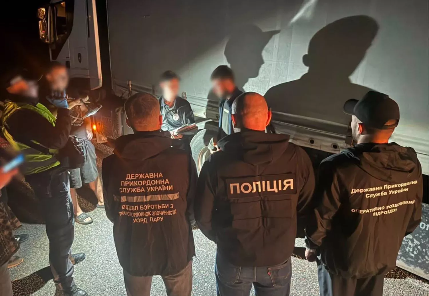 На Одещині чоловіка знайшли у тайнику під причепом вантажівки. Фото: ДПСУ