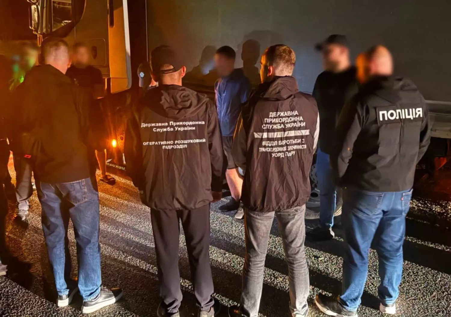На Одещині чоловіка знайшли у тайнику під причепом вантажівки. Фото: ДПСУ