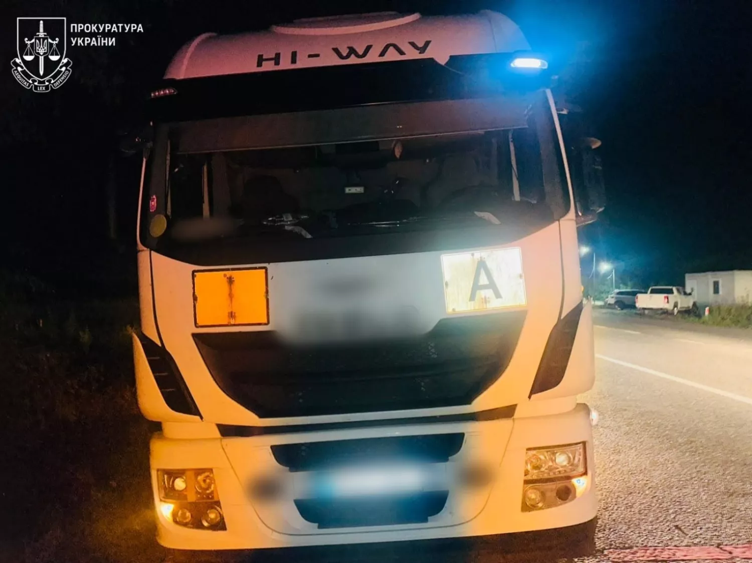 На Одещині чоловіка знайшли у тайнику під причепом вантажівки. Фото: Одеська обласна прокуратура