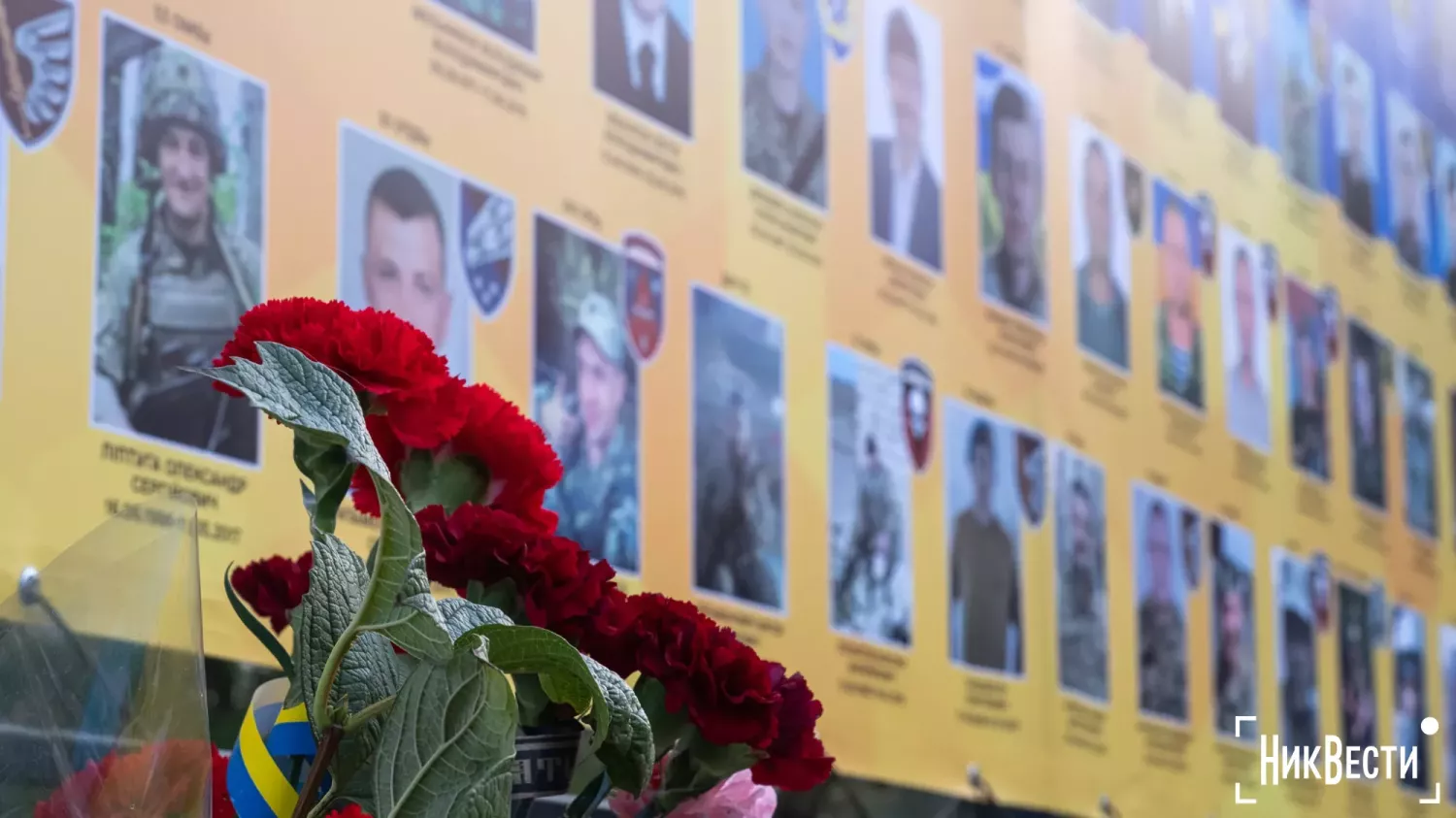 Алея Слави на честь загиблих військових біля зруйнованої Миколаївської ОВА. Фото: архів МикВісті