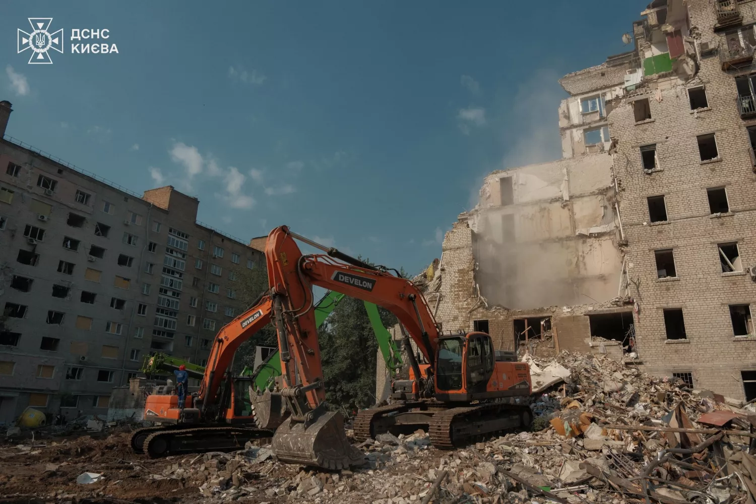 Ліквідація наслідків російської атаки по Києву. Фото: ДСНС Києва