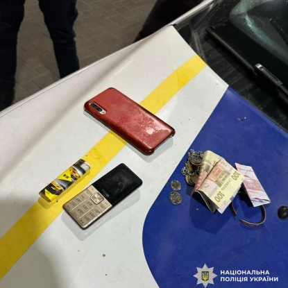 У Миколаєві затримали чоловіка, який вдарив та пограбував жінку. Фото: Національна поліція України