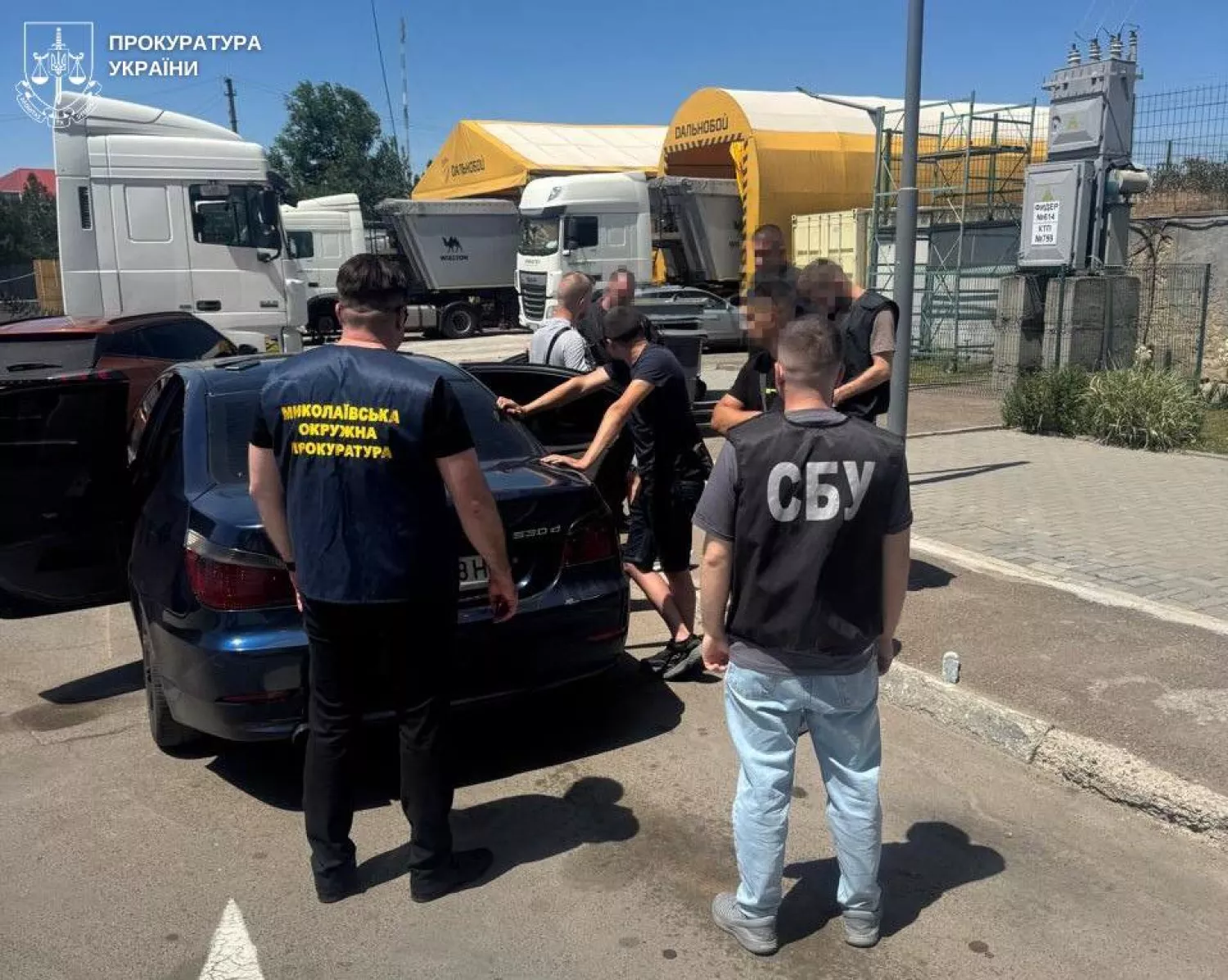 На Миколаївщині чоловіка підозрюють  у спробі продати авто, ввезені як гумдопомога для армії. Фото: Прокуратура Миколаївської області