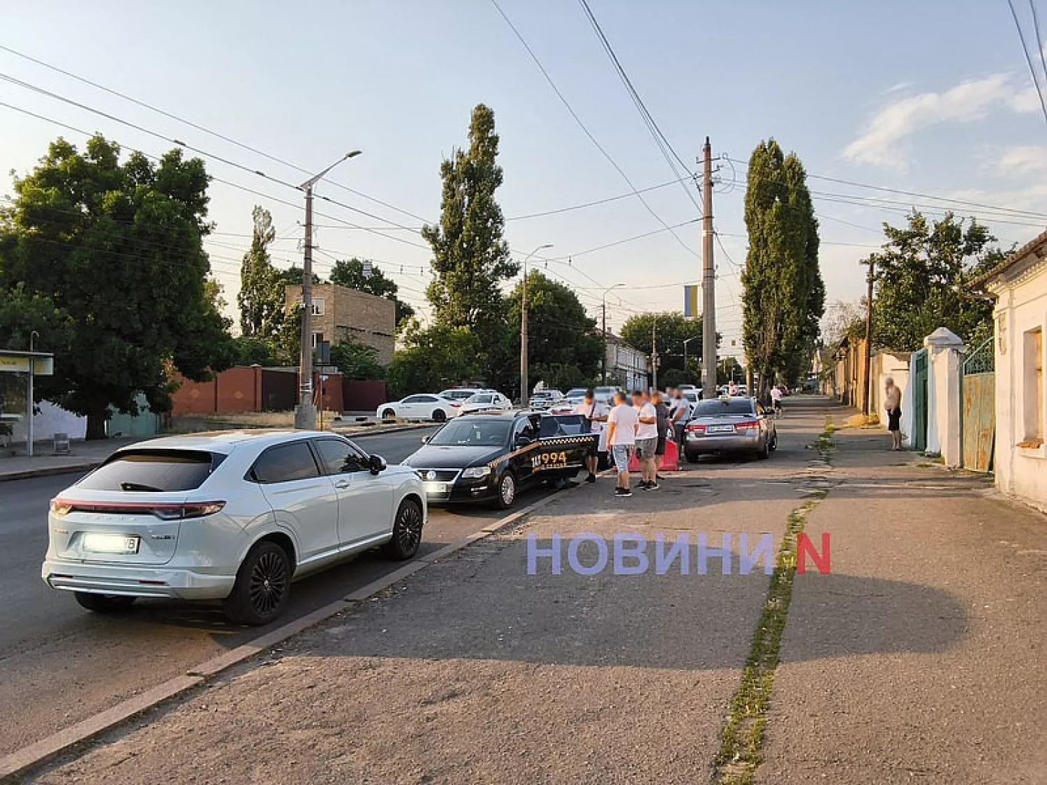 У Миколаєві водії таксі влаштували протест біля будівлі ТЦК. Фото Новини-N