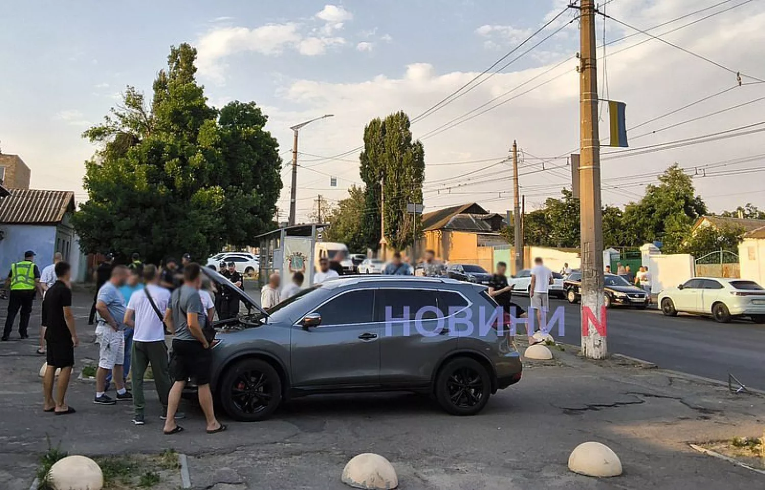 У Миколаєві водії таксі влаштували протест біля будівлі ТЦК. Фото Новини-N