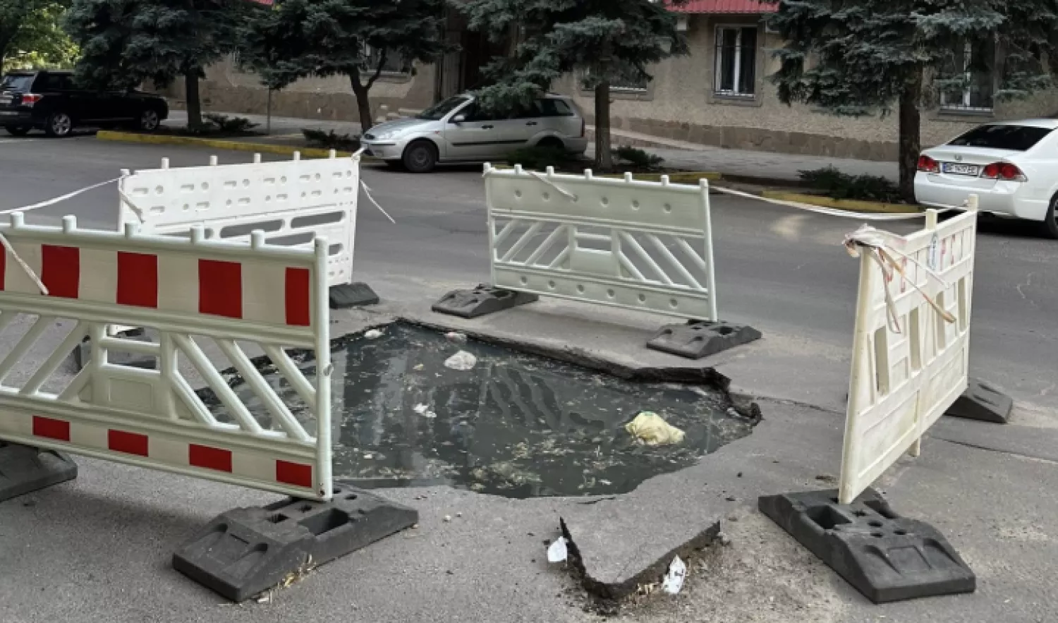 Яма з нечистотами в центрі Миколаєва. Фото Контакт-центр Миколаївської міської ради