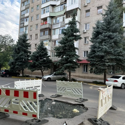 Яма з нечистотами в центрі Миколаєва. Фото Контакт-центр Миколаївської міської ради