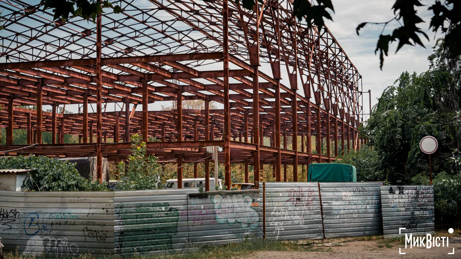 Недобудова, яка багато років височіє біля парку. Фото: НикВести