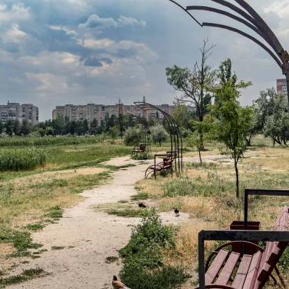 Лавки без навісів біля озера у парку «Ліски». Фото: НикВести