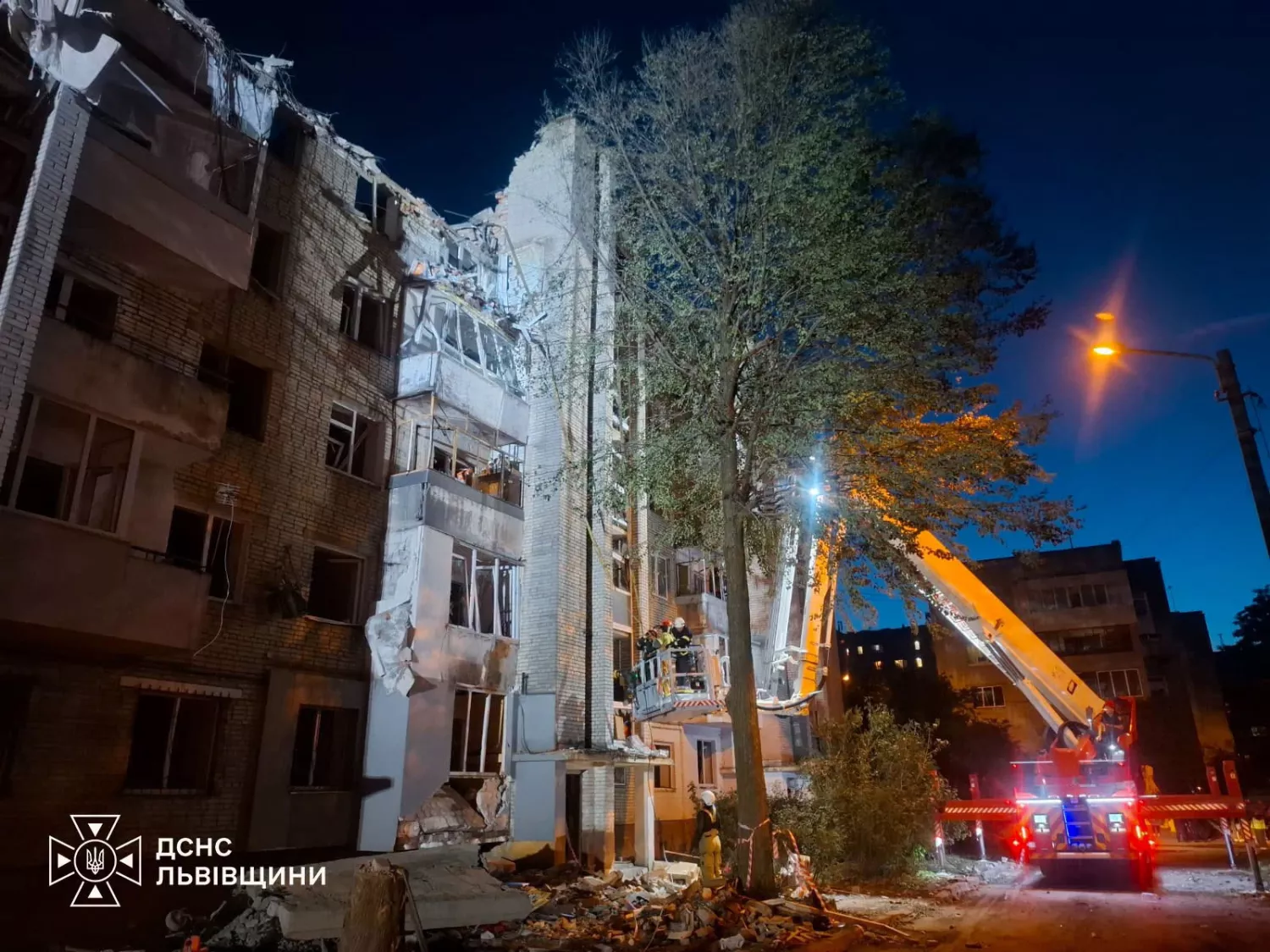Розбір завалів у Львові після ракетного удару РФ 30 липня. Фото: ДСНС
