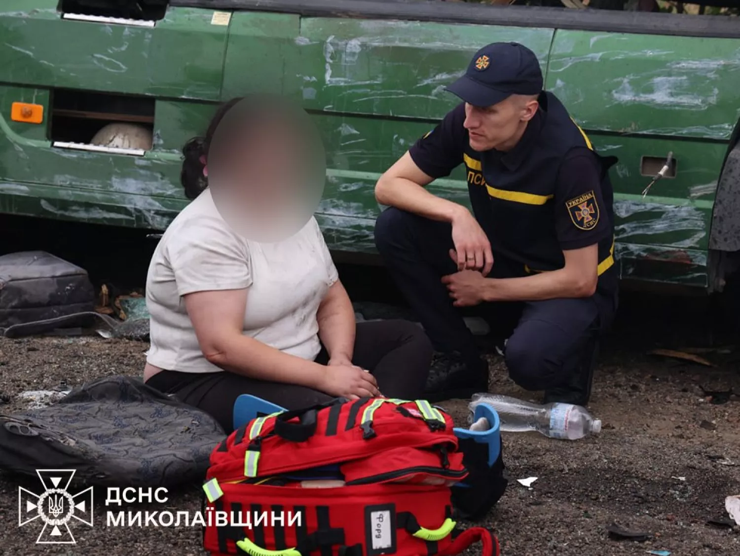 Рятувальники допомагають постраждалим у ДТП на одеській трасі. Фото: ДСНС у Миколаївській області