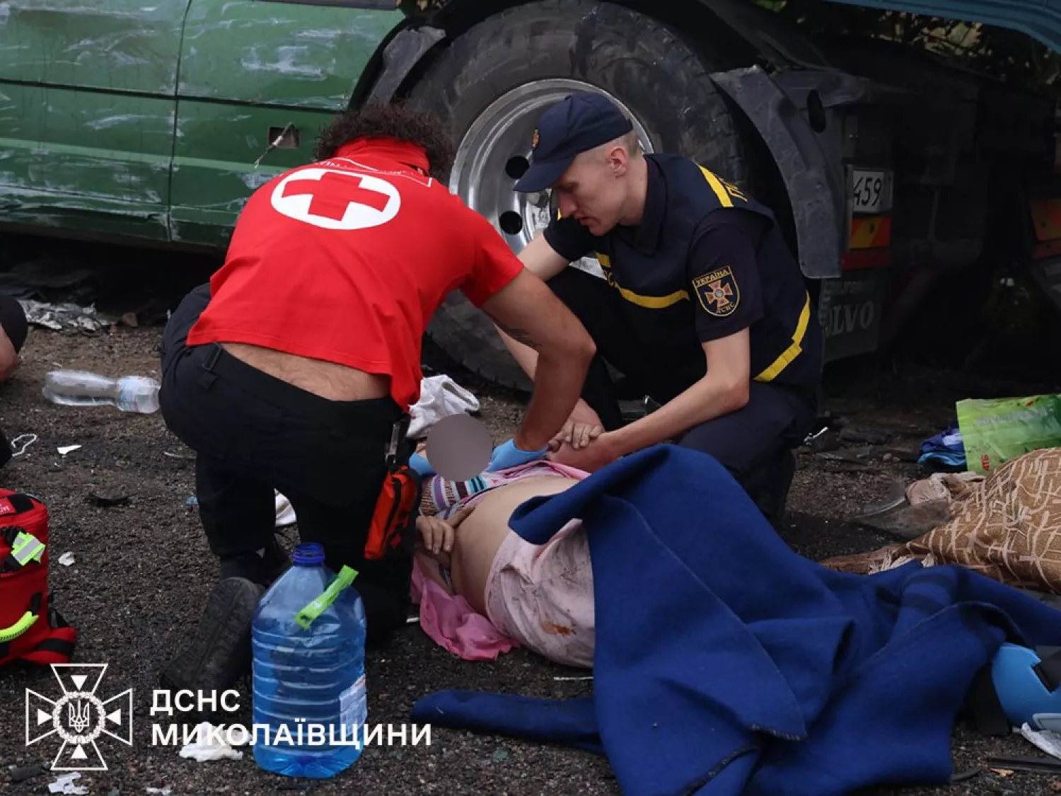 Рятувальники допомагають постраждалим у ДТП на одеській трасі. Фото: ДСНС у Миколаївській області