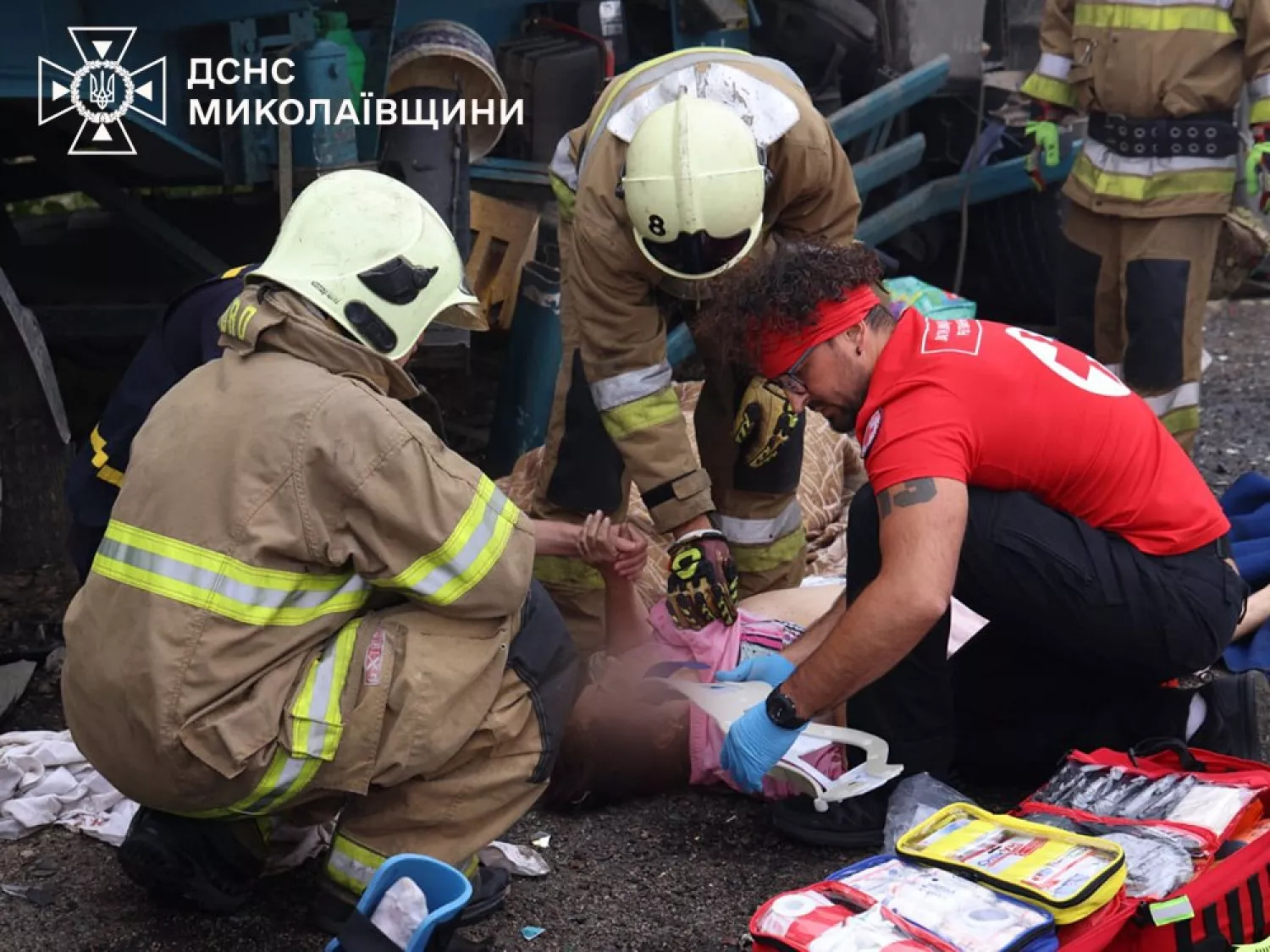 Рятувальники допомагають постраждалим у ДТП на одеській трасі. Фото: ДСНС у Миколаївській області