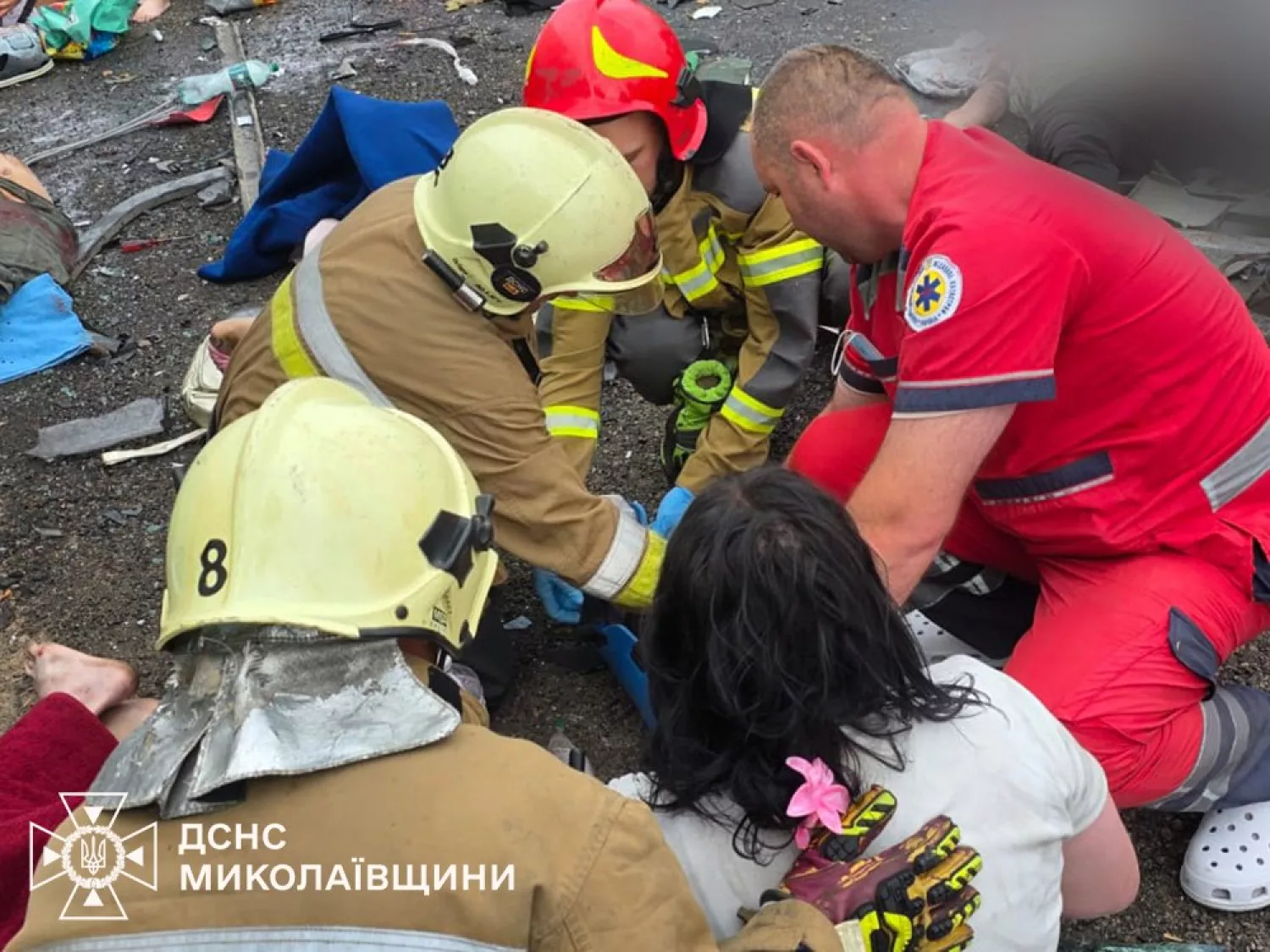 Рятувальники допомагають постраждалим у ДТП на одеській трасі. Фото: ДСНС у Миколаївській області