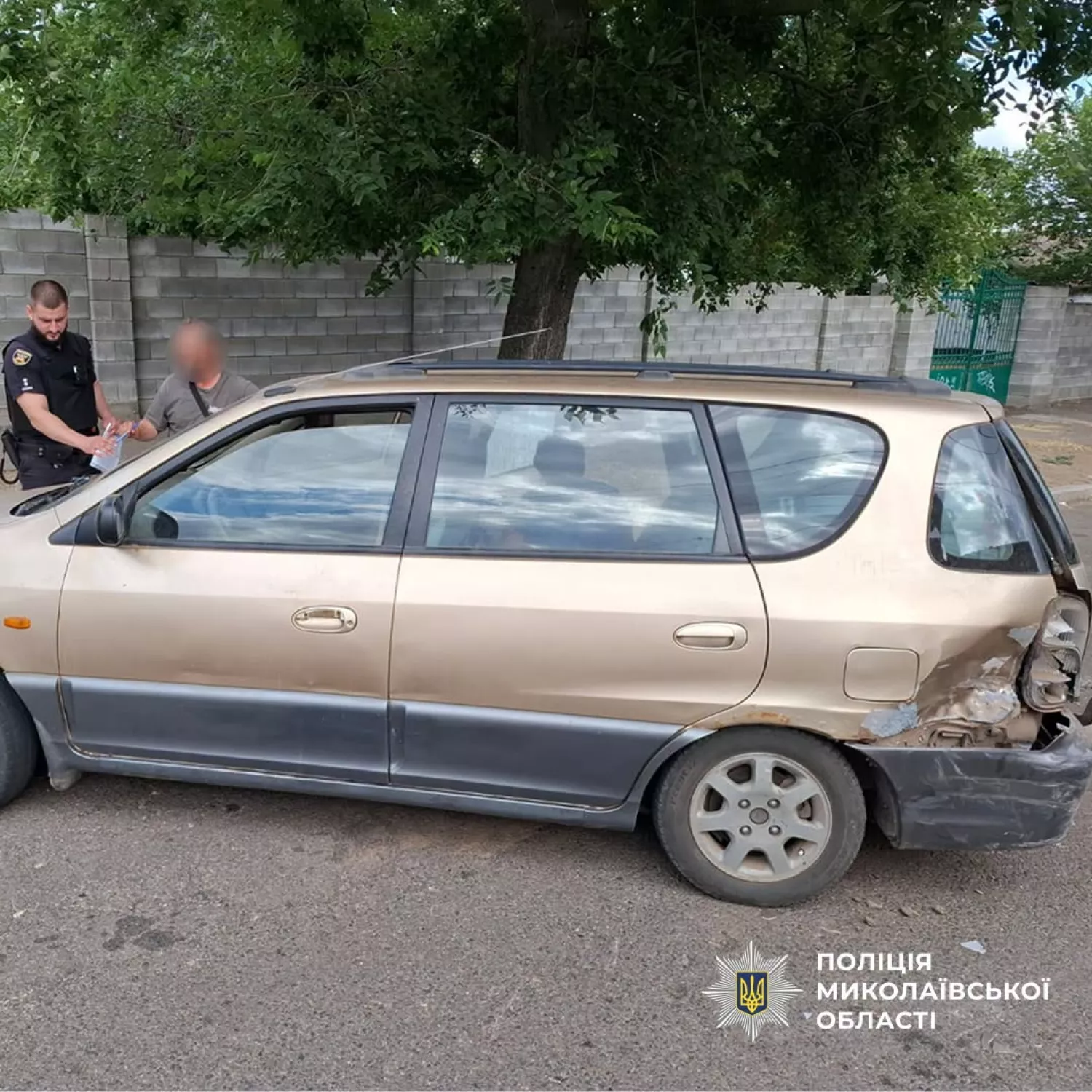 У Миколаєві BMW врізався у припарковане авто. Фото: поліція Миколаївської області