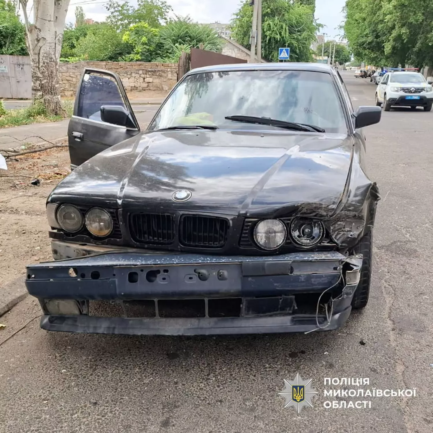 У Миколаєві BMW врізався у припарковане авто. Фото: поліція Миколаївської області