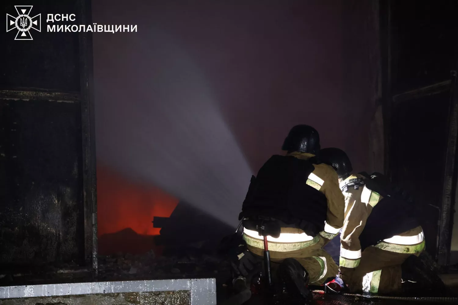 Рятувальники показали наслідки атаки на підприємство в Миколаєві 4 липня. Фото: ДСНС