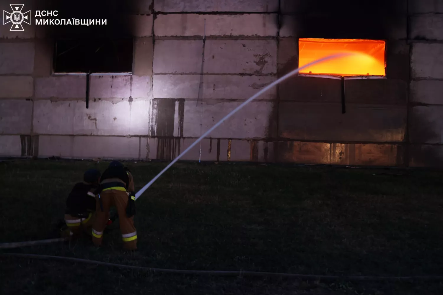 Рятувальники показали наслідки атаки на підприємство в Миколаєві 4 липня. Фото: ДСНС