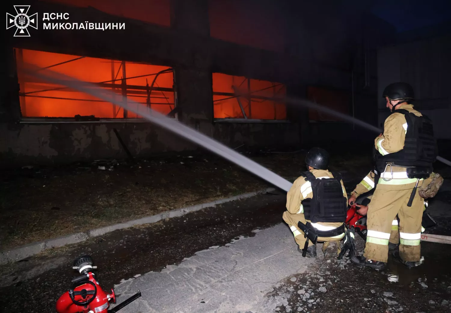 Рятувальники показали наслідки атаки на підприємство в Миколаєві 4 липня. Фото: ДСНС