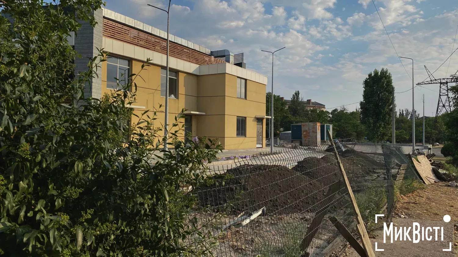 Будівля на перехресті проспекту Миру та вулиці Будівельників. Фото НикВести