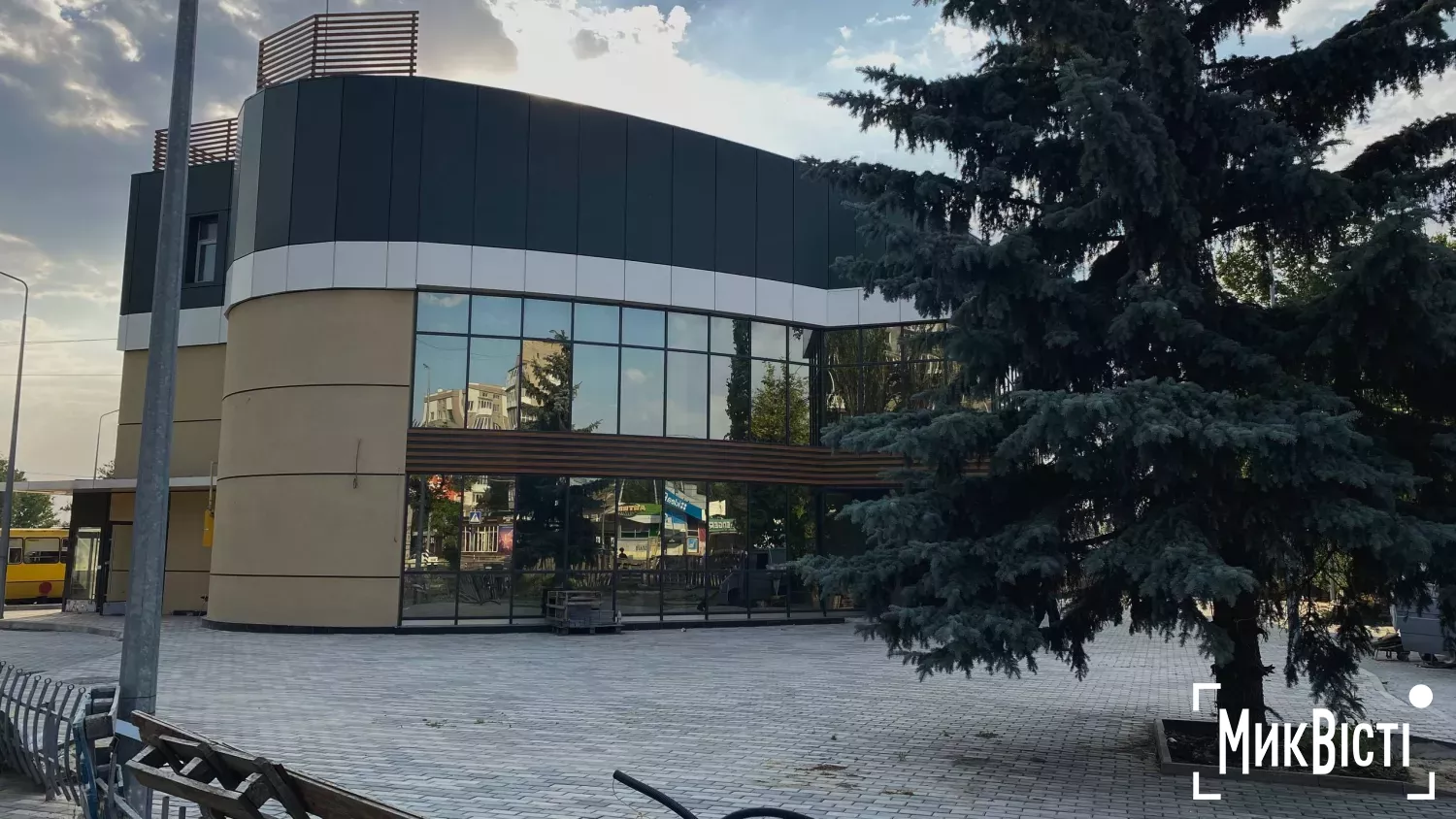 Будівля на перехресті проспекту Миру та вулиці Будівельників. Фото НикВести