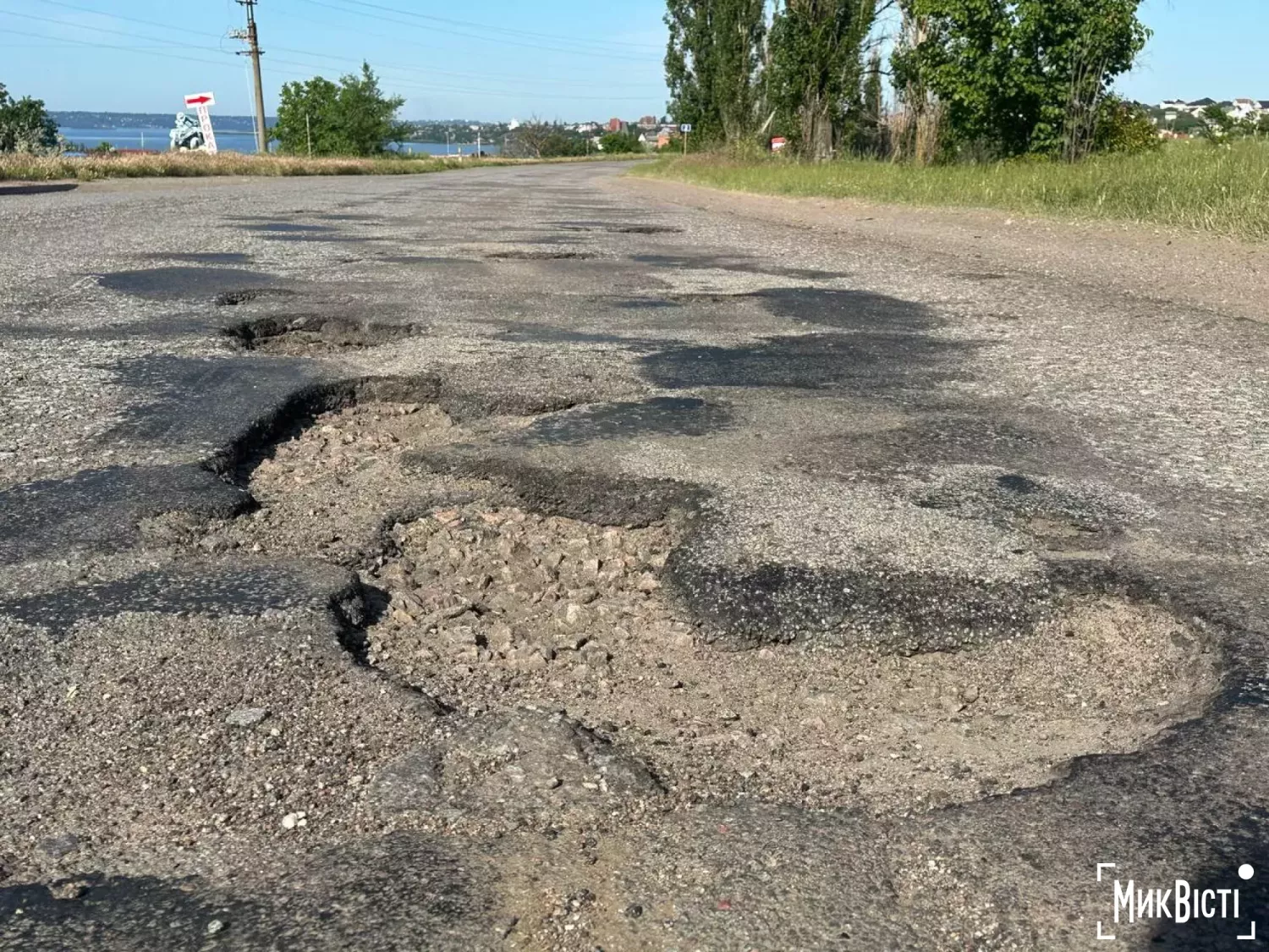 Стан дорожнього покриття на в'їзді до мікрорайону Матвіївка з боку траси. Фото: «НикВести»