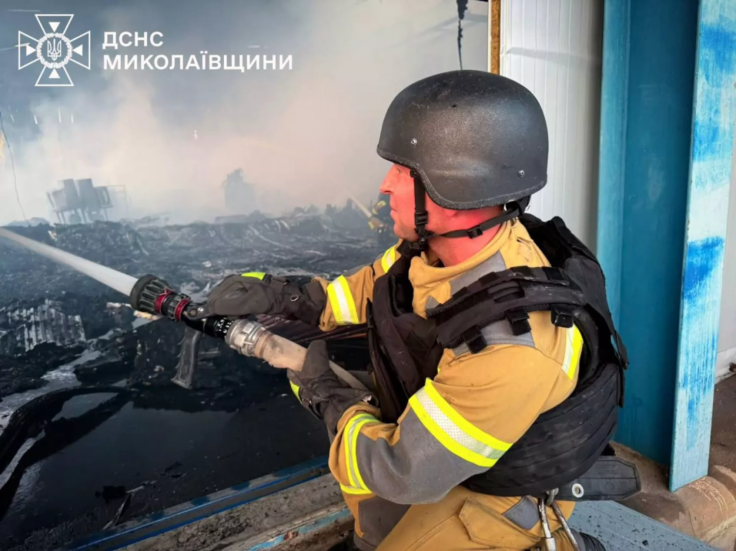Наслідки удару БпЛА по підприємству біля Миколаєва. Фото ДСНС Миколаїв