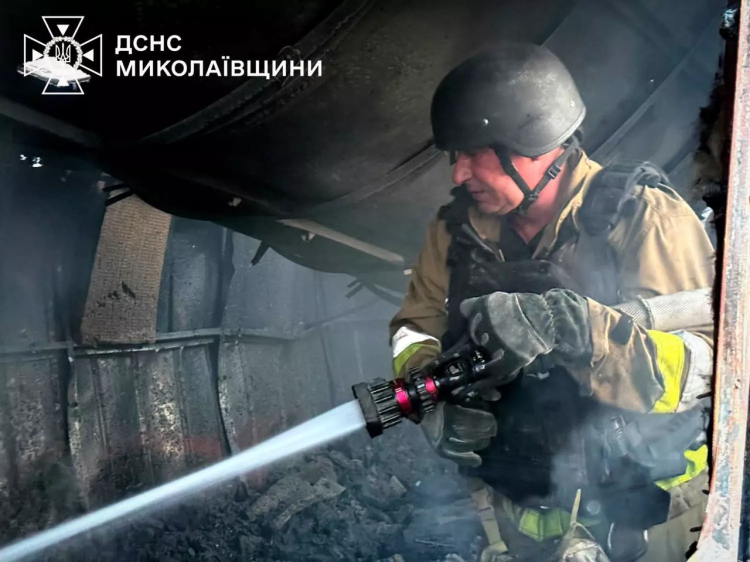 Наслідки удару БпЛА по підприємству біля Миколаєва. Фото ДСНС Миколаїв