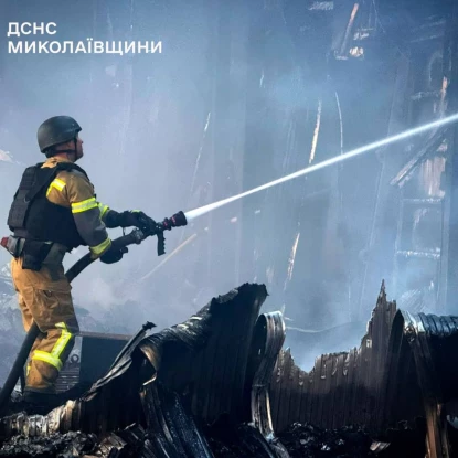 Наслідки удару БпЛА по підприємству біля Миколаєва. Фото ДСНС Миколаїв