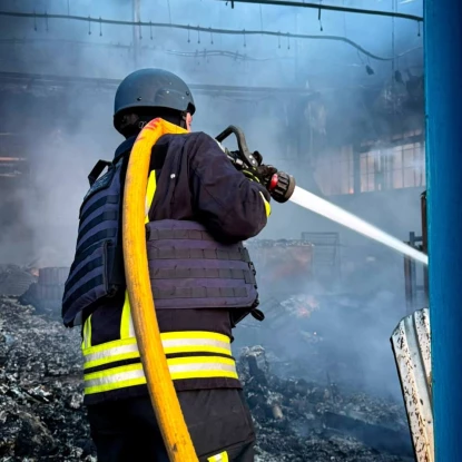 Наслідки удару БпЛА по підприємству біля Миколаєва. Фото ДСНС Миколаїв