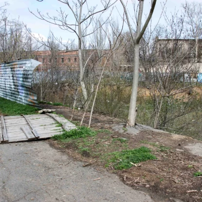 Територія у сквері «Адміралтейський», де збиралися будувати спорткомплекс. Фото МикВісті, квітень 2026 року