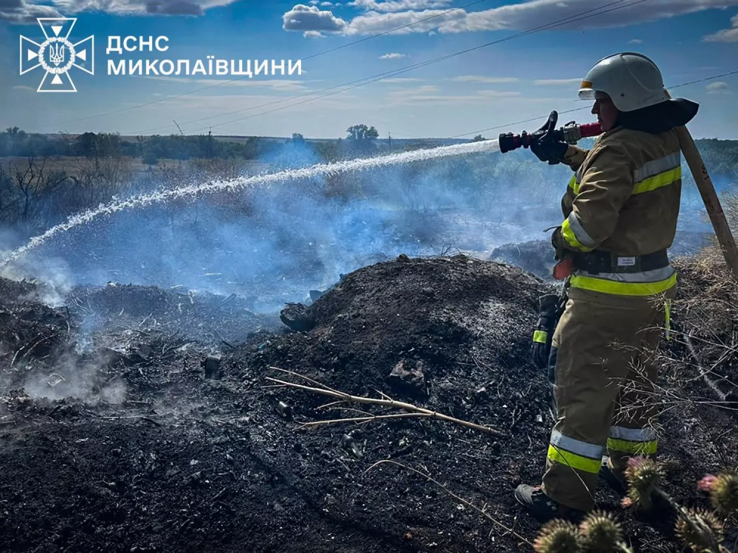 Рятувальники ліквідують пожежі на Миколаївщині. Фото: ДСНС