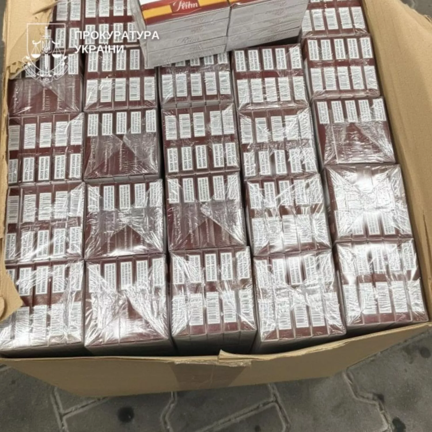 Підозра на контрабанду: водій вивіз сигарети під полуницею. Фото Офіс Генерального прокурора