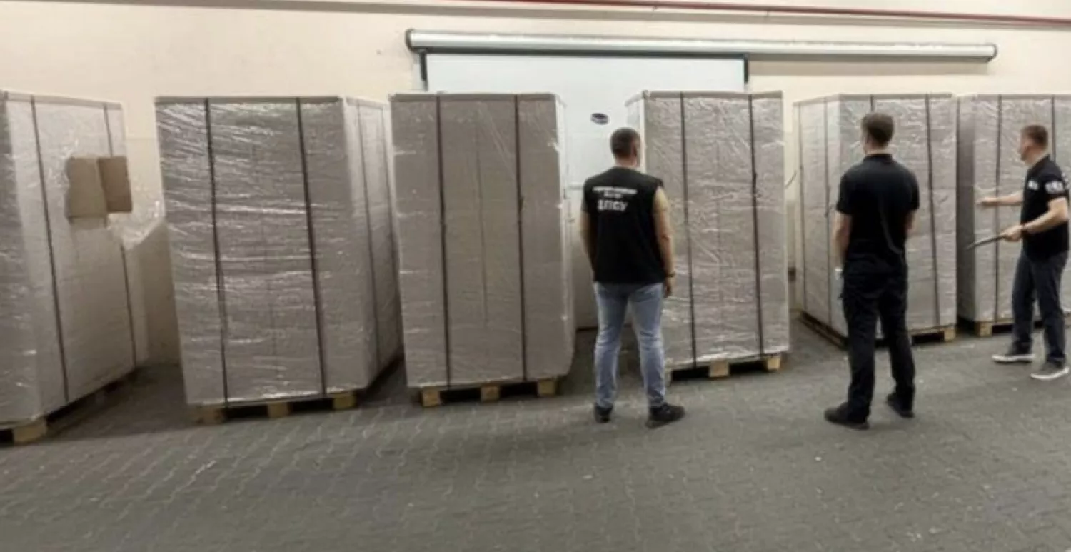 Підозра на контрабанду: водій вивіз сигарети під полуницею. Фото Офіс Генерального прокурора