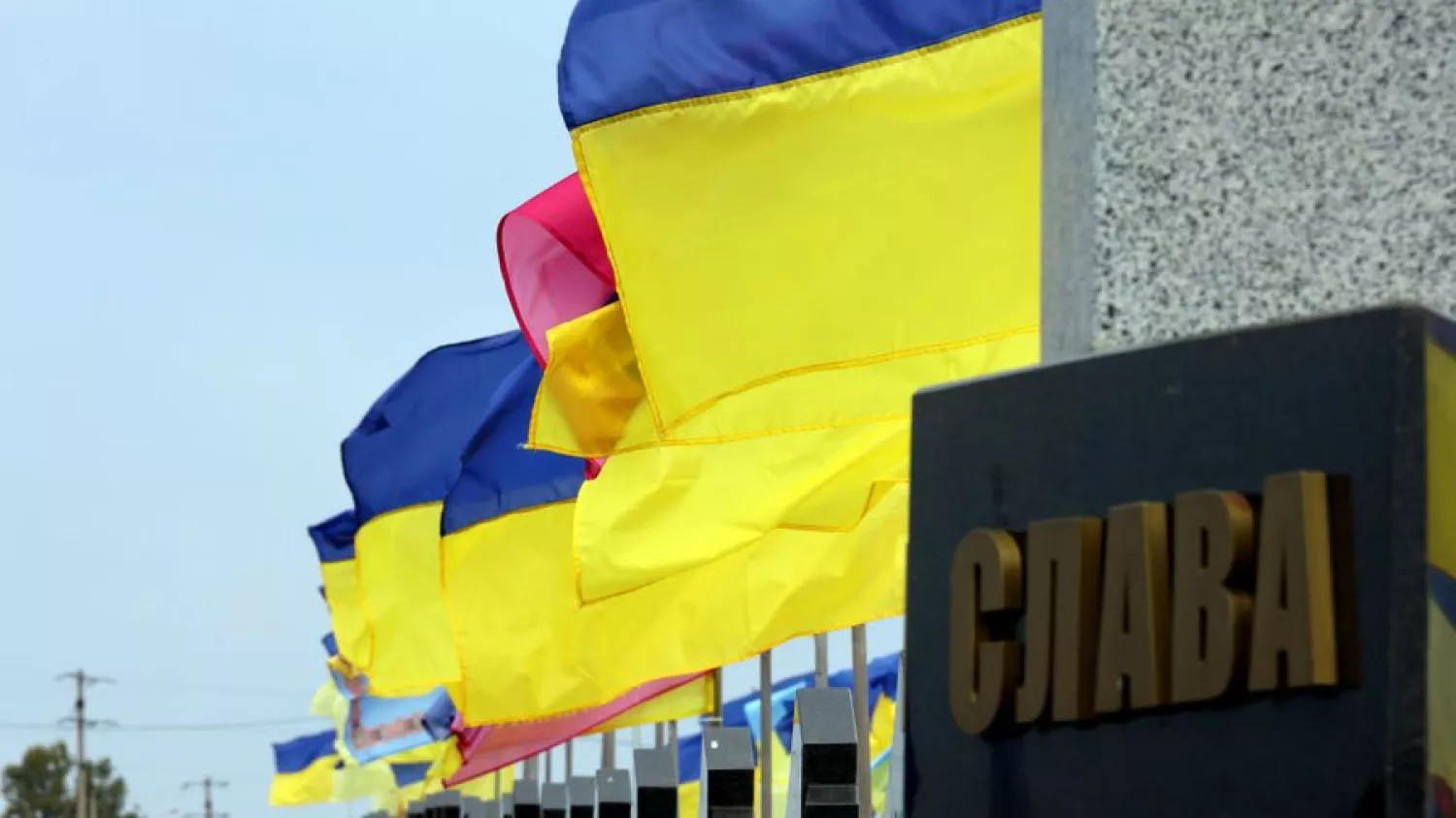 На кладовищах Миколаєва встановили бокси для пошкоджених прапорів. Ілюстративне фото Getty Images