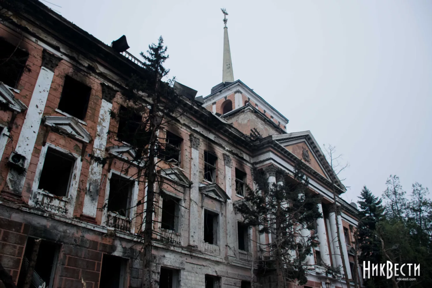 Будівля Адміралтейства після обстрілу 27 квітня 2023 року, архівне фото «НикВести»