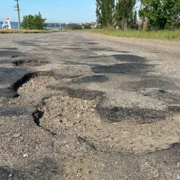 Стан дорожнього покриття на в'їзді до мікрорайону Матвіївка з боку траси. Фото: «МикВісті»