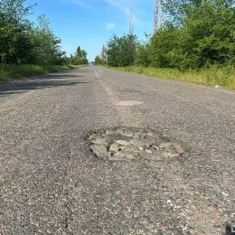 Стан дорожнього покриття на в'їзді до мікрорайону Матвіївка з боку траси. Фото: «МикВісті»