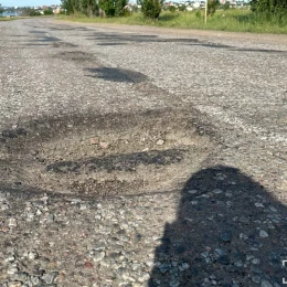 Стан дорожнього покриття на в'їзді до мікрорайону Матвіївка з боку траси. Фото: «МикВісті»