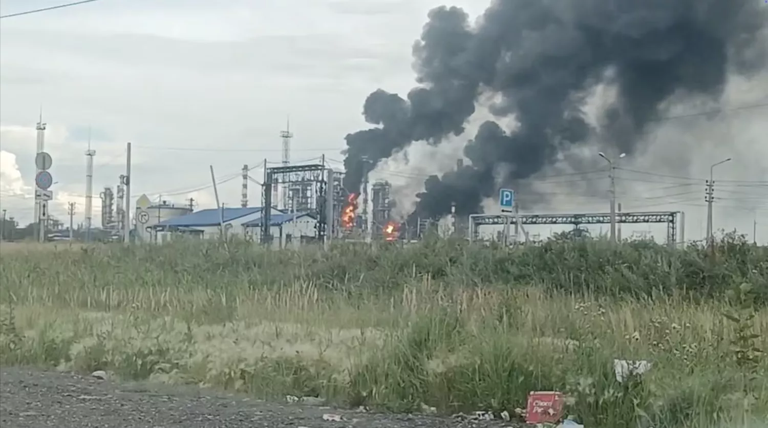 Пожежа на Омському нафтопереробному заводі. Фото: СОЦІАЛЬНІ МЕРЕЖІ/через REUTERS