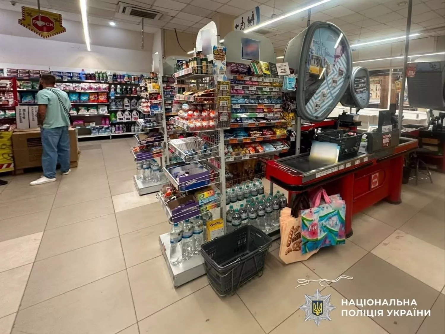 У супермаркеті Миколаєва сталася стрілянина: поліція затримала підозрюваного. Фото: Національна поліція України