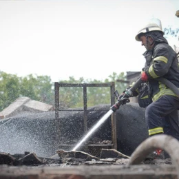 Понад 300 рятувальників ліквідували наслідки обстрілів у Вишневому на Київщині. Фото: ДСНС