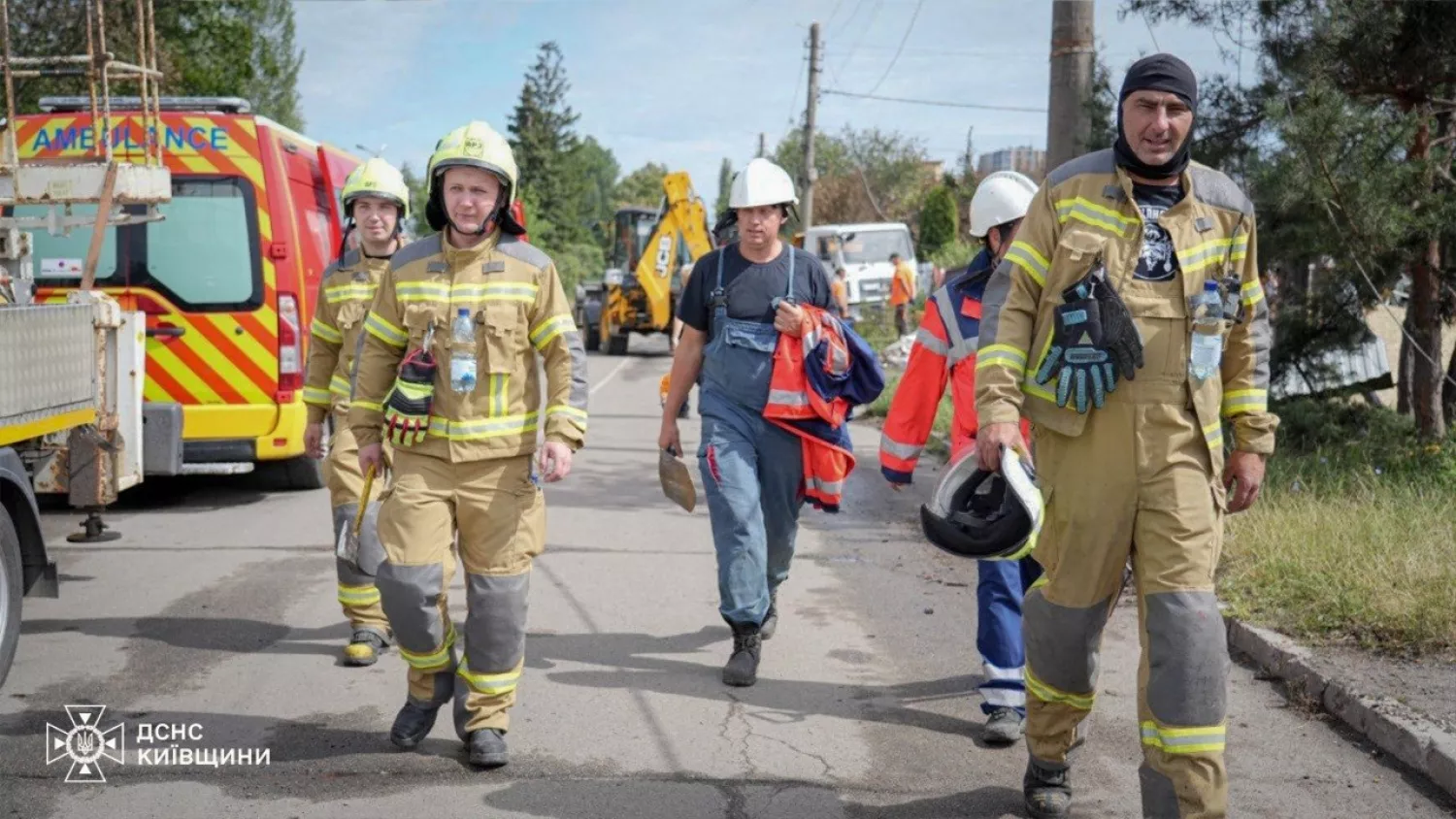 Понад 300 рятувальників ліквідували наслідки обстрілів у Вишневому на Київщині. Фото: ДСНС