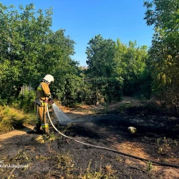 На Миколаївщині через російські обстріли сталися пожежі. Фото: ДСНС Миколаївщини
