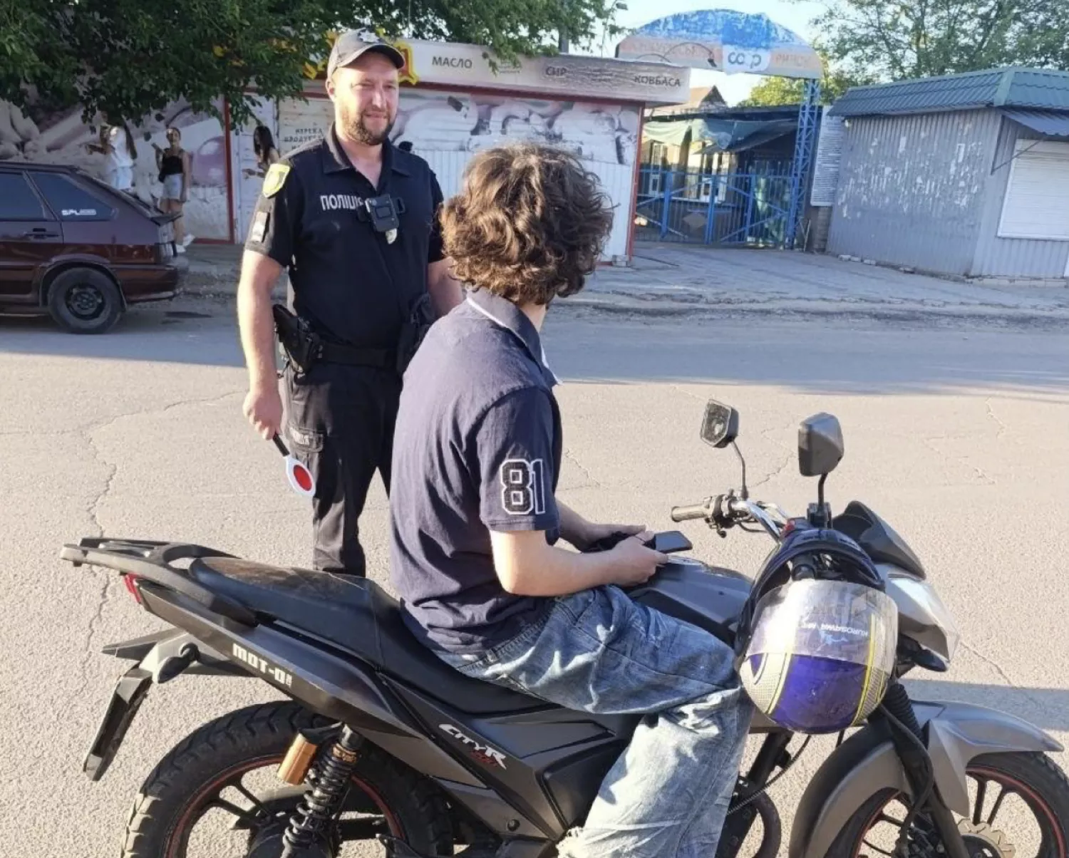 У Снігурівці на батьків шістьох неповнолітніх водіїв мотоциклів склали адмінпротоколи. Фото: Олександр Павлов